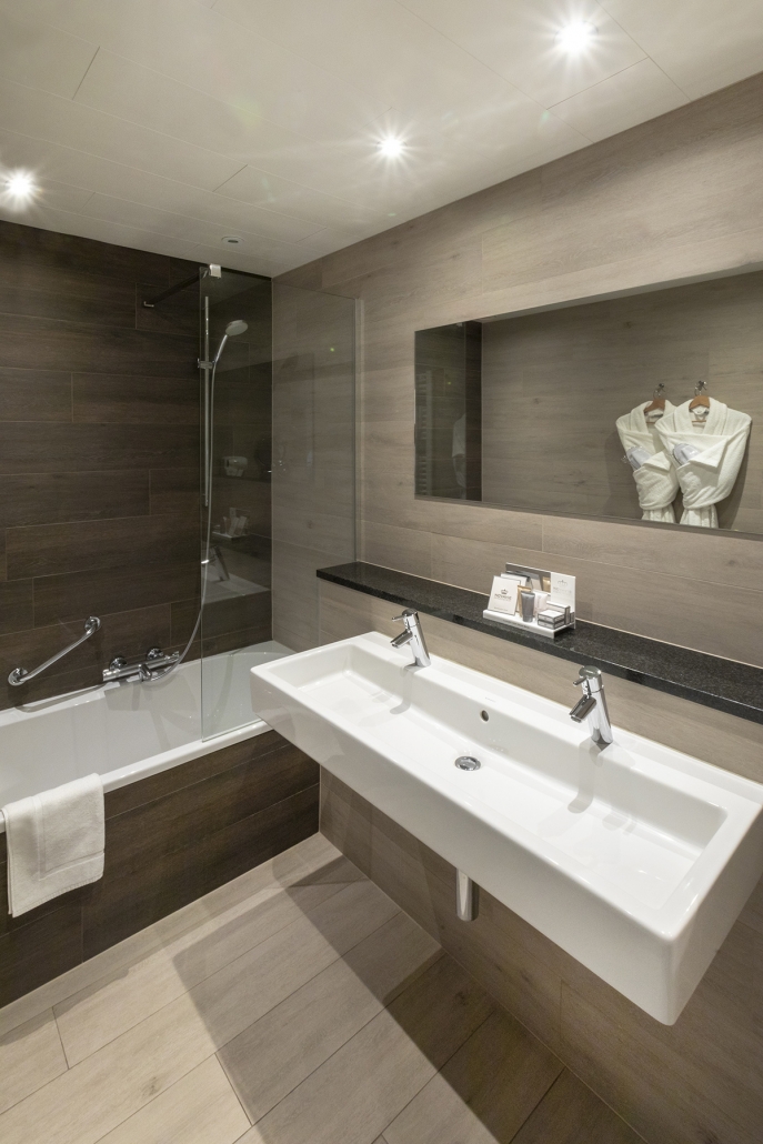 Badkamer met ligbad superior kamer hotel St Pol